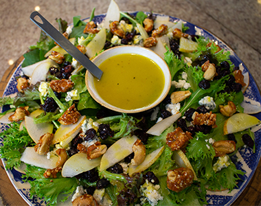 Salada com Castanhas Caramelizadas